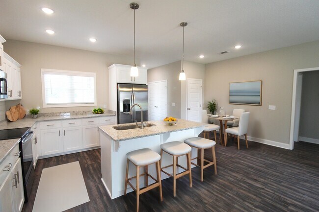 Building Photo - 214 Silverthorn Dr