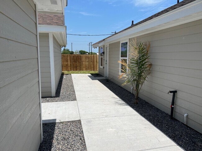Building Photo - 2120 Southridge Ave