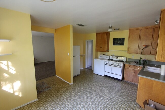 Building Photo - Beautiful 3 Bedroom Near UCR
