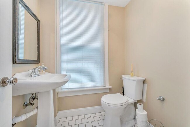 Foto del edificio - 1497 Belmont Ave