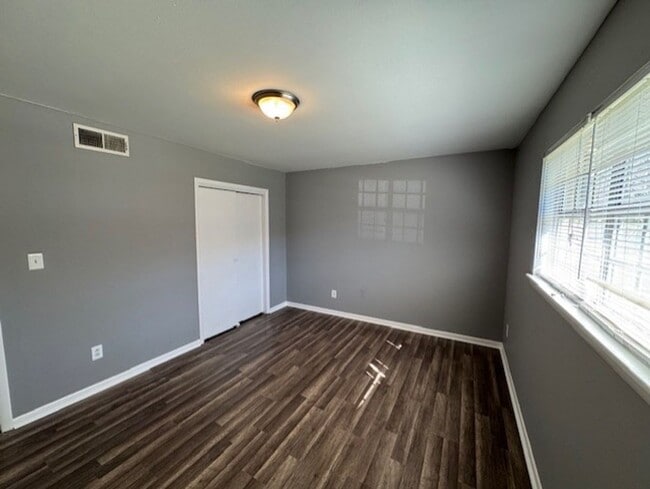 Building Photo - $0 SECURITY DEPOSIT MOVE IN SPECIAL THROUG...