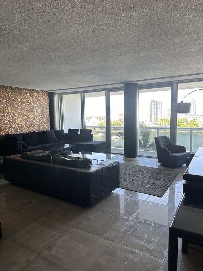 Living room - 900 Bay Dr
