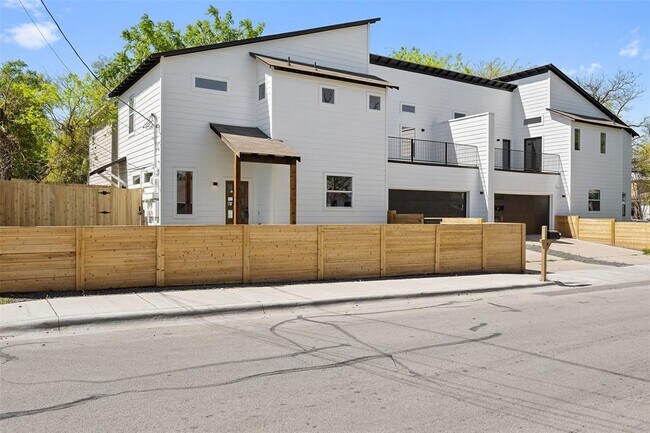 Building Photo - 1212 Poquito St