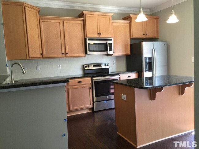 Building Photo - 1401 Town Home Dr