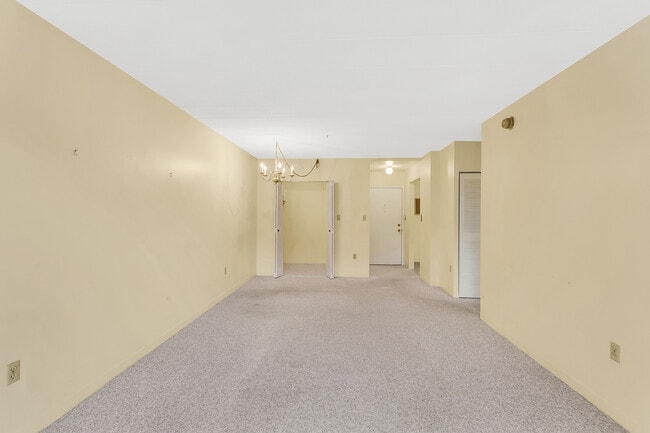 Building Photo - 5715 Beacon St