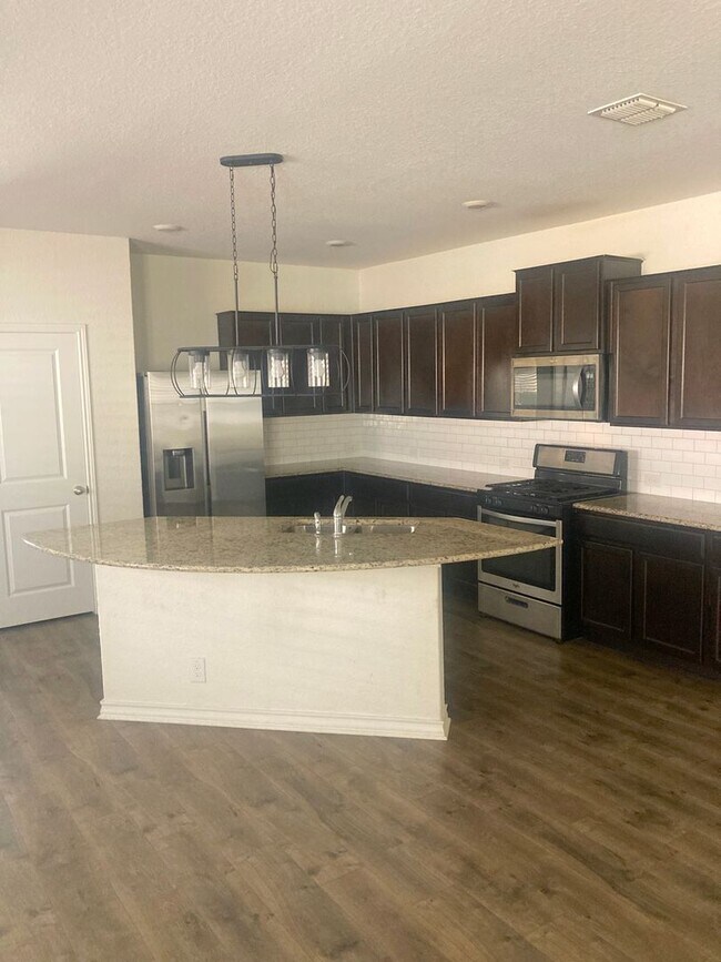 Foto del edificio - ZERO APPLICATION FEE FOR THIS STUNNING 4 BR, SINGLE STORY HOME!