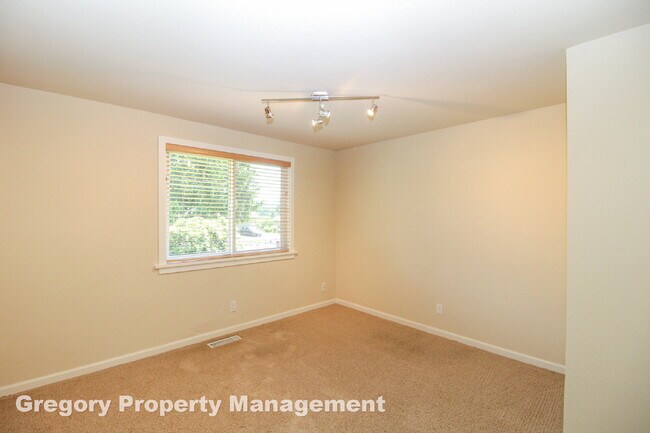 Foto del edificio - Charming updated 3-Bed/1-Bath Rambler on q...