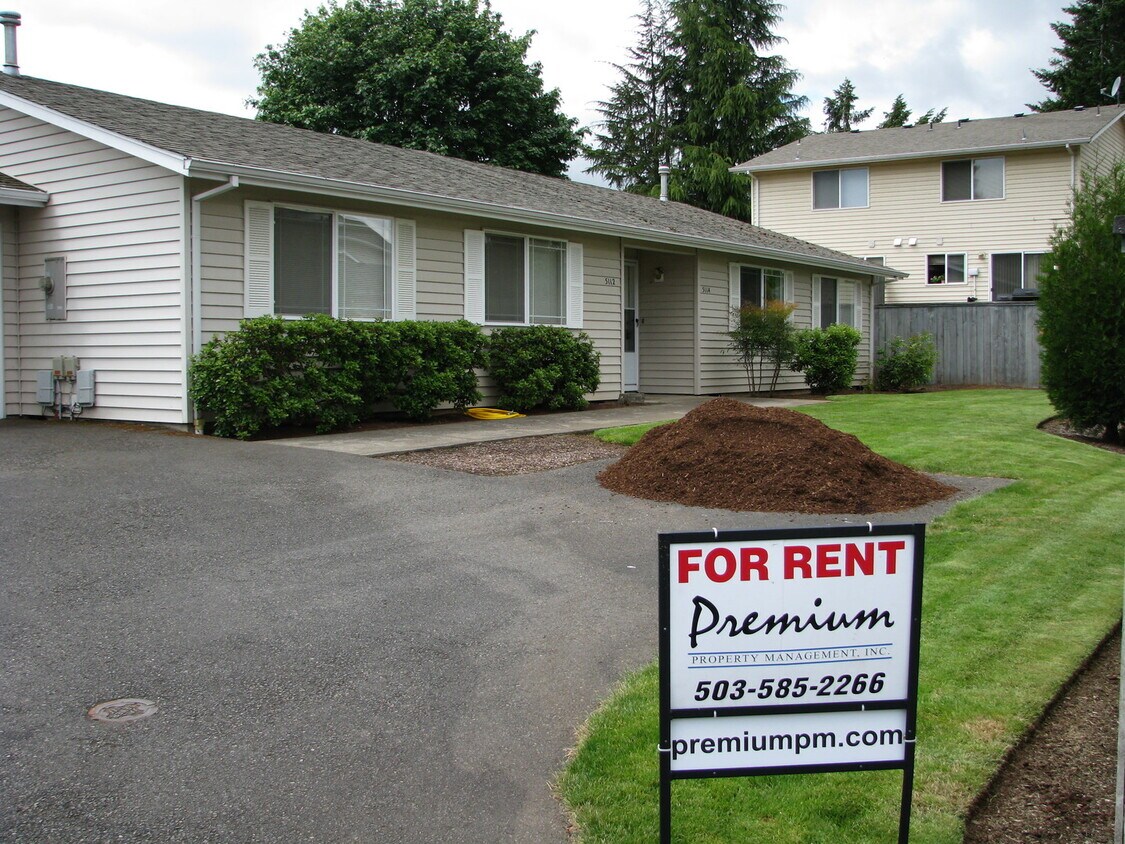 Foto principal - Quiet Two Bedroom Duplex in South Salem