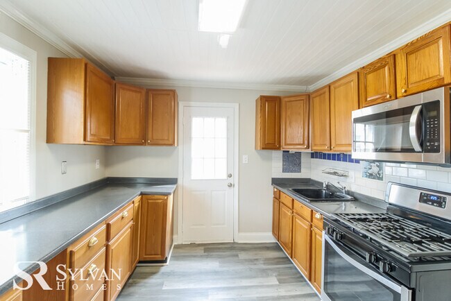 Building Photo - 4BR, 1.5BA Cape Cod
