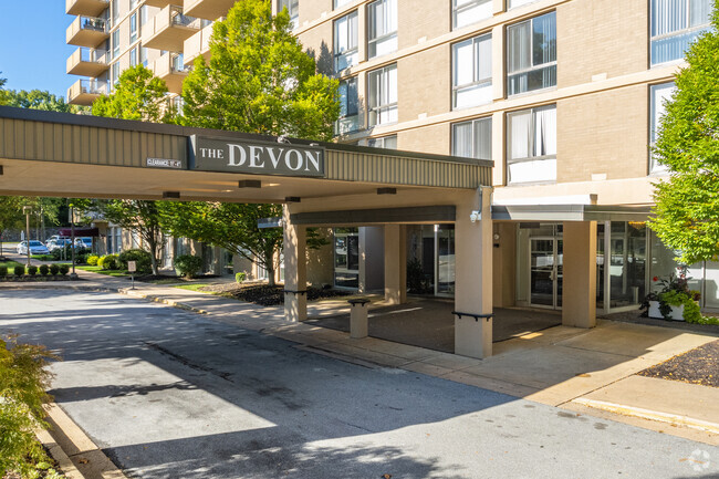 Entrada - The Devon Condo