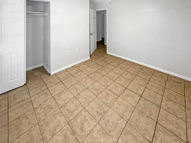 Foto del edificio - Spacious 3-Bedroom Home on Corner Lot – Av...