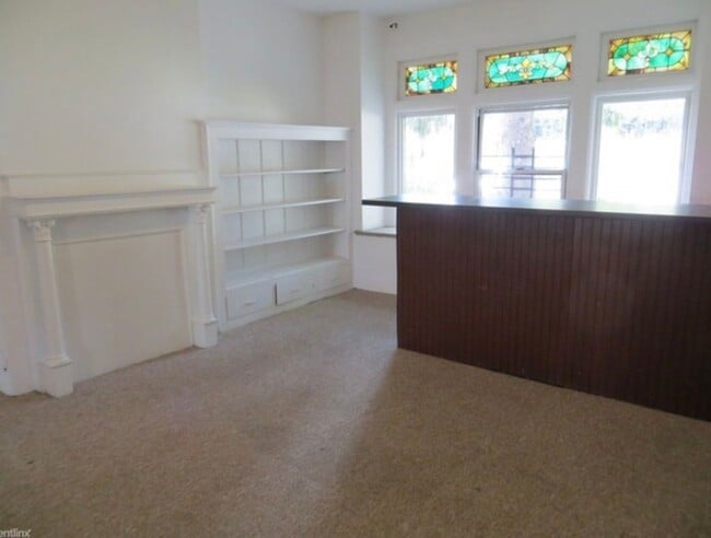Building Photo - 6 bedrooms Student Housing Available for r...