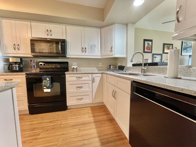 Building Photo - 2 BR Condo with Water View-  Monthly Renta...