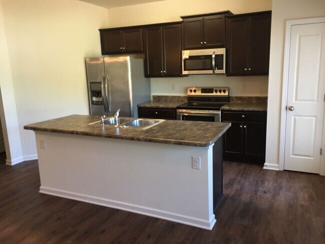 Foto del edificio - Two Story Townhome