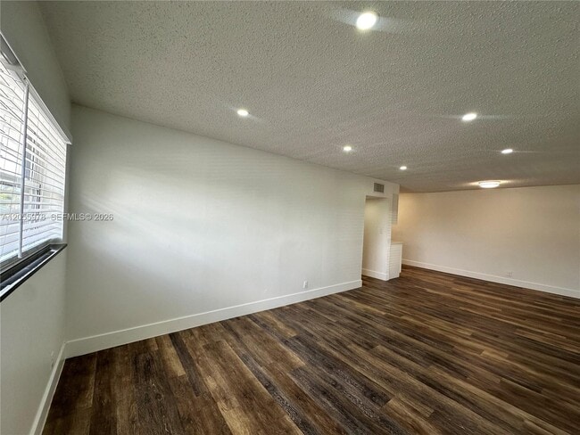 Foto del edificio - 2500 Johnson St