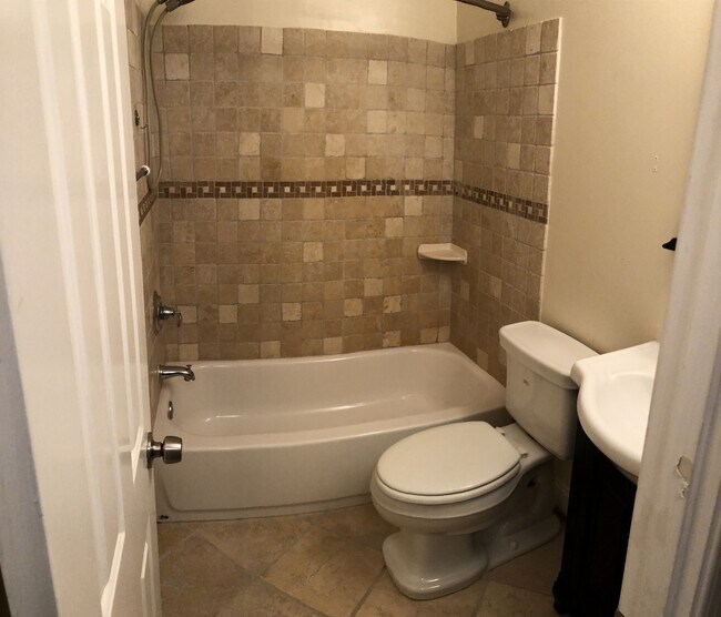 Foto del edificio - 6644 Hillandale Rd