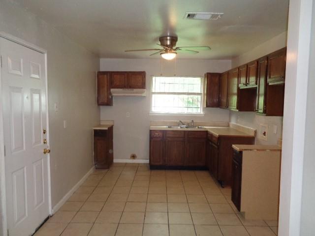 Building Photo - 3831 Castle Hills Dr