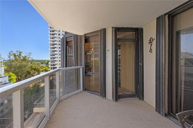 Foto del edificio - 6423 Collins Ave