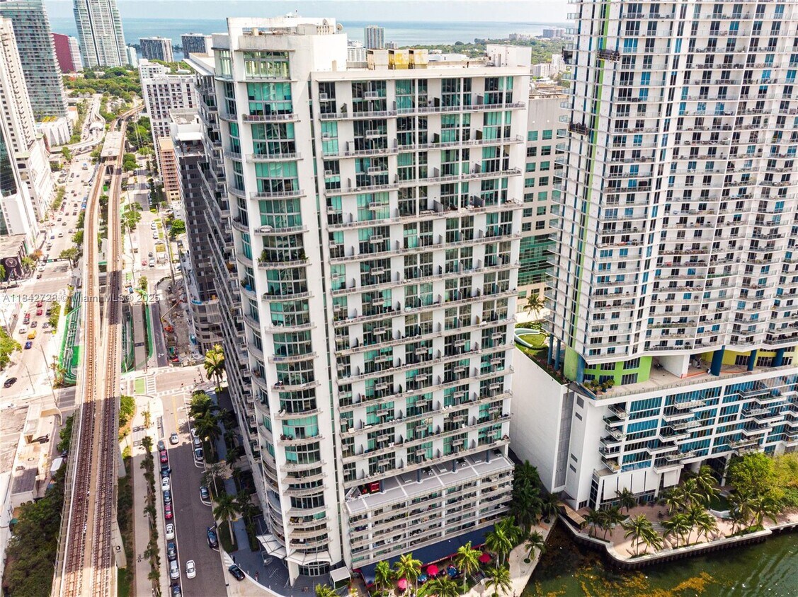 Foto principal - 690 SW 1st Ct