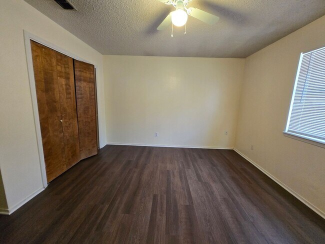 Foto del edificio - New paint and flooring throughout!