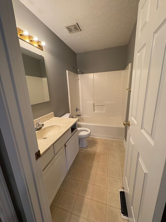 Building Photo - 2905 Raintree Dr