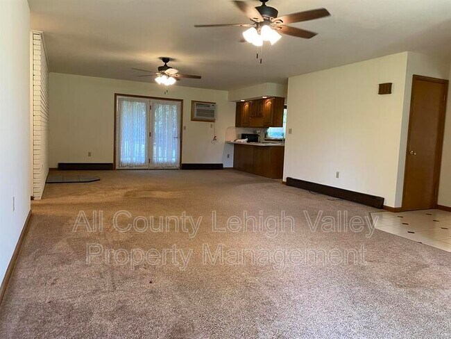 Building Photo - 523 Echo Lake Dr
