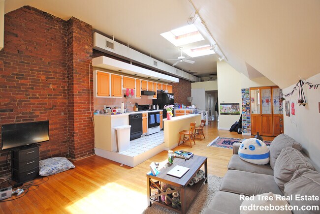 Foto del edificio - 1678 Beacon St