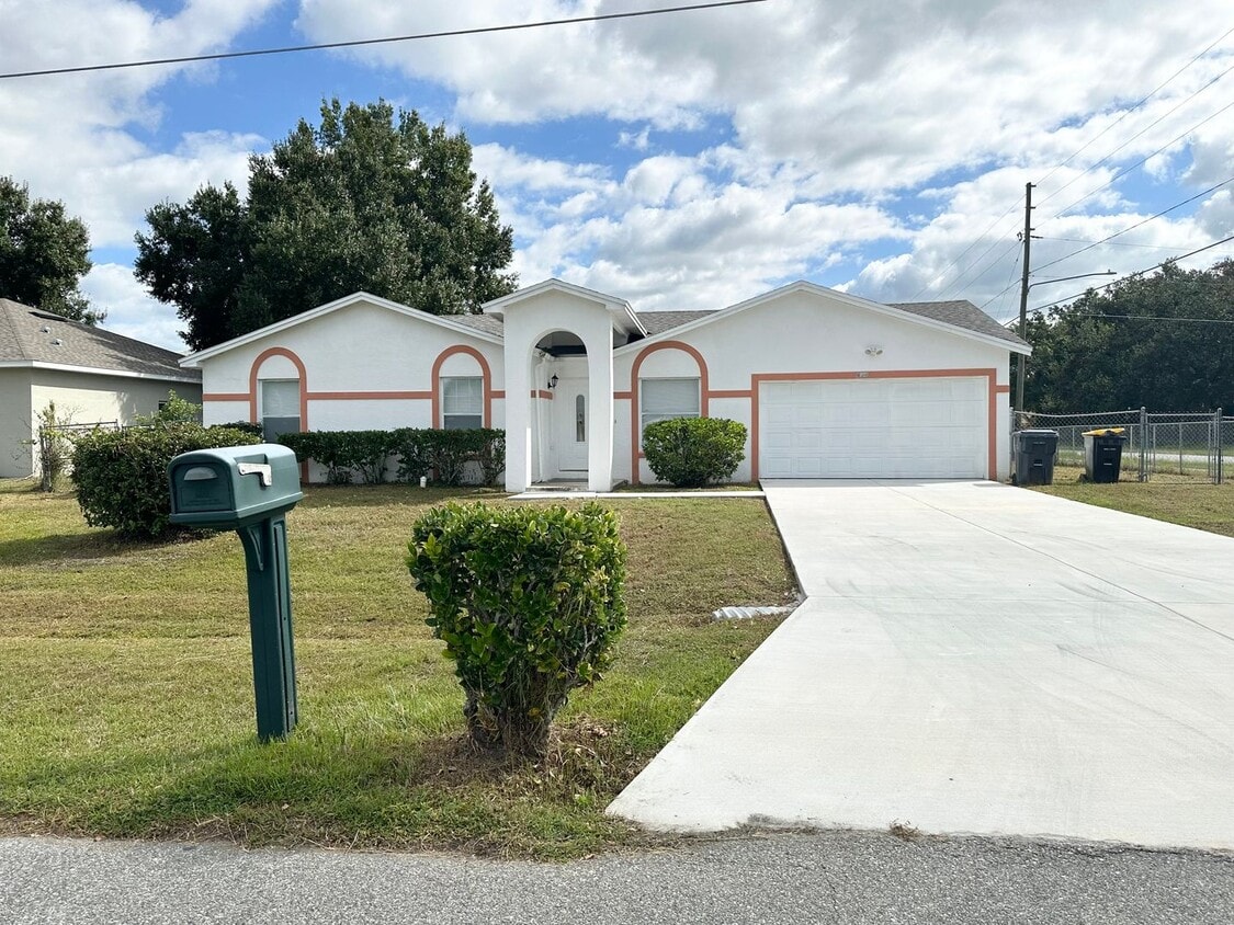 Foto principal - 3/2 LARGE corner lot in Polk County Poinciana