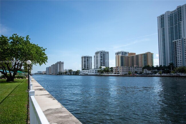Foto del edificio - 800 Parkview Dr
