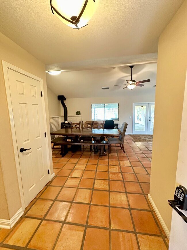 Foto del edificio - Beautiful 4 Bedroom 3 Bathroom Hilltop Hom...