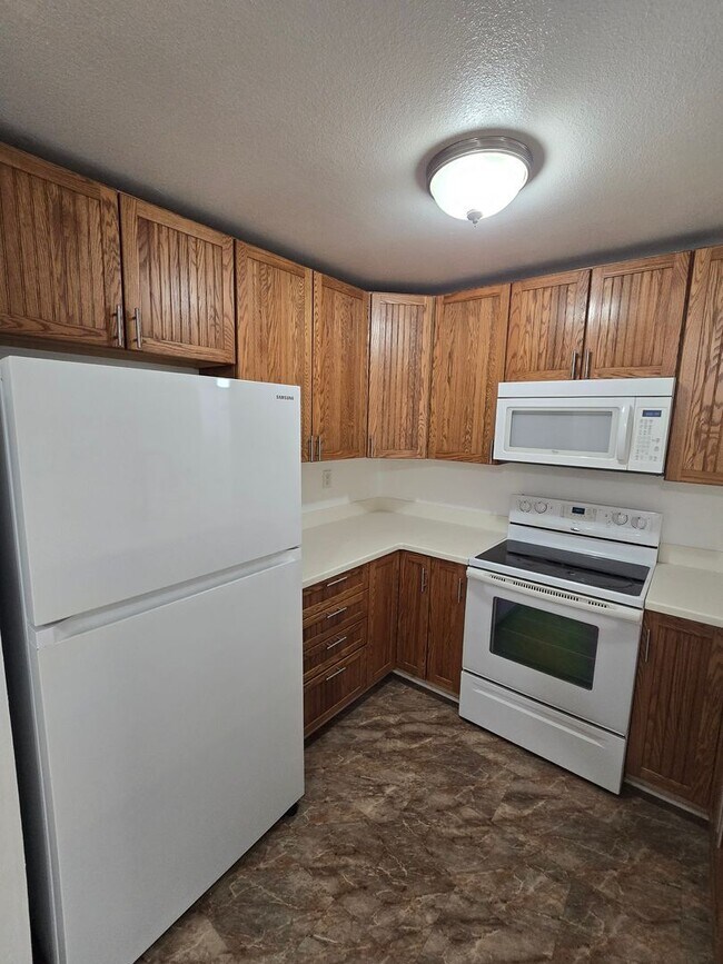 Building Photo - Spacious 1BR Mission Valley Condo - A/C - Private Balcony - 2 Parking Spaces