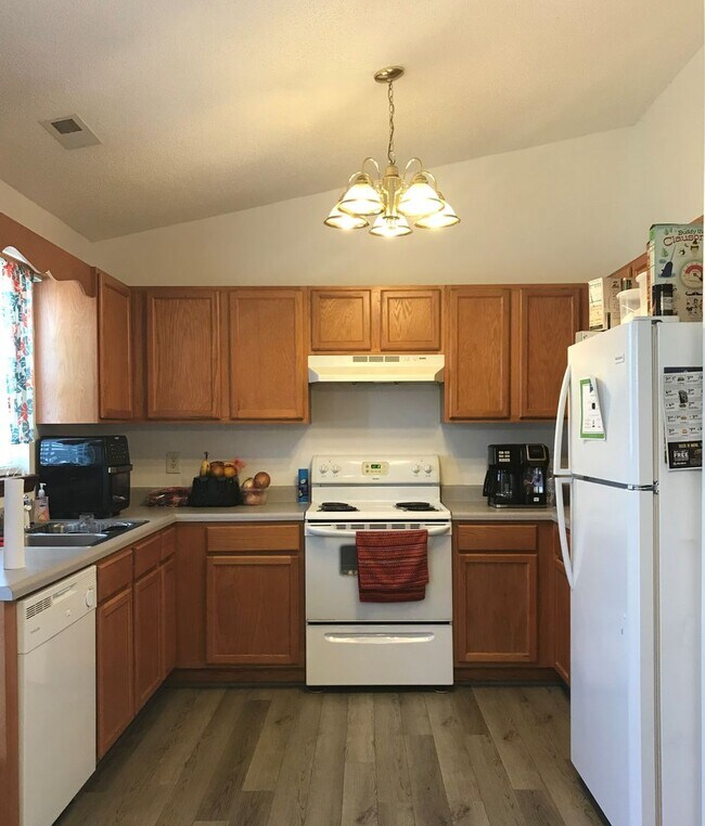 Building Photo - Well Maintained 3 bedroom 2 bathroom Richl...