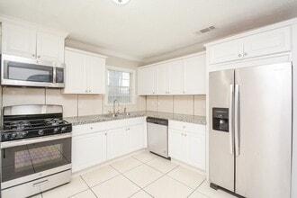Building Photo - 2109 Pomona Dr