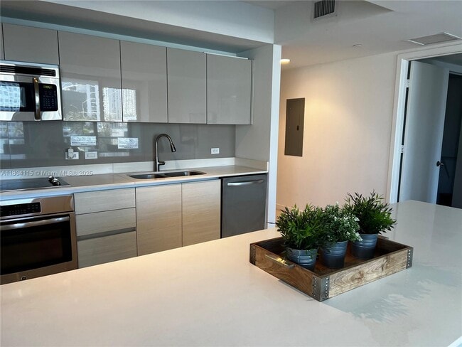 Building Photo - 2600 E Hallandale Beach Blvd