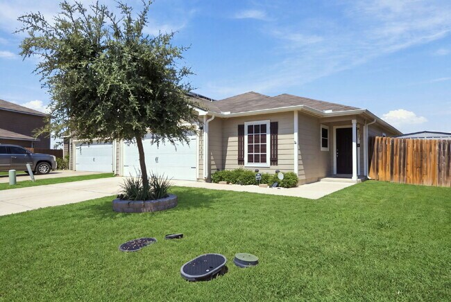 Foto del edificio - Spacious 4-Bedroom Home Near Lackland AFB with Private Backyard