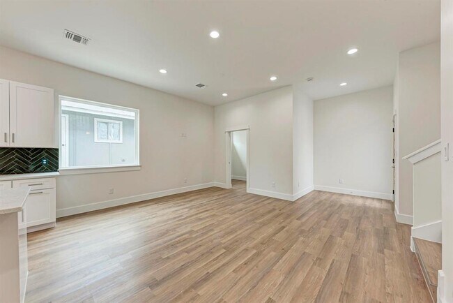 Building Photo - 401 Delmar Ave