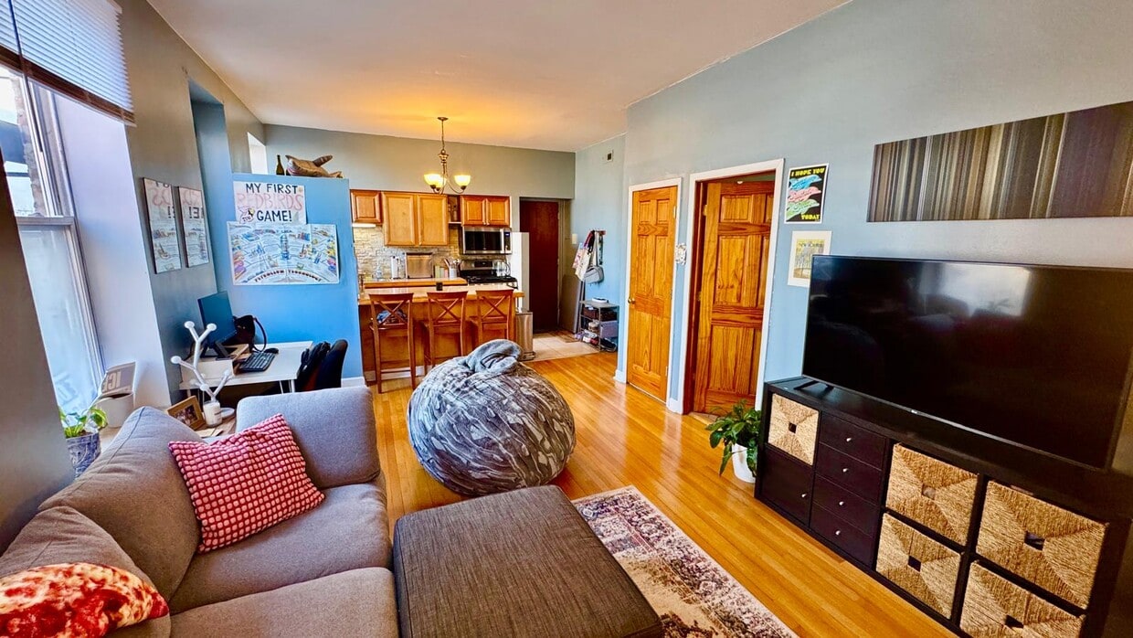 Photo - 1368 W Evergreen Ave (Chicago, IL)