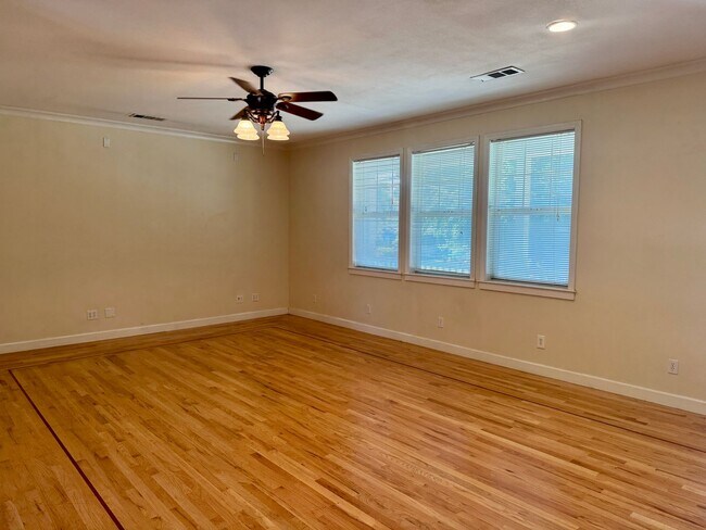 Foto del edificio - Charming 3-Bedroom, 2-Bath Home in a Pictu...