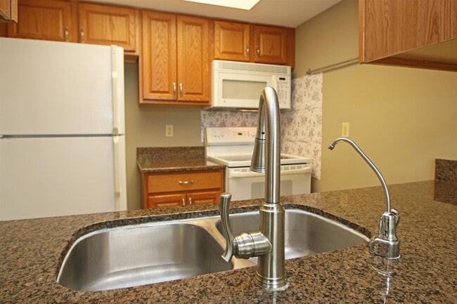 Building Photo - 2411 Avonlea Ln