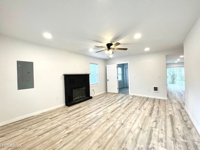 Building Photo - 2 br, 1 bath House - 1323 NE 118th Ave