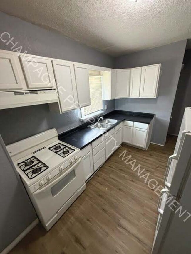 Building Photo - Newly Renovated Single Family Home