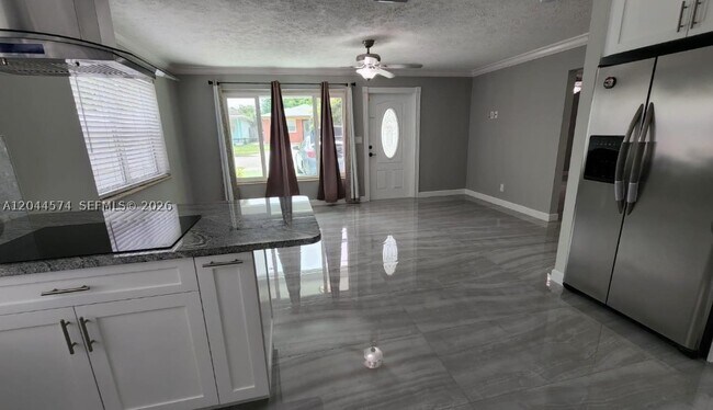Building Photo - 625 Royal Palm Dr