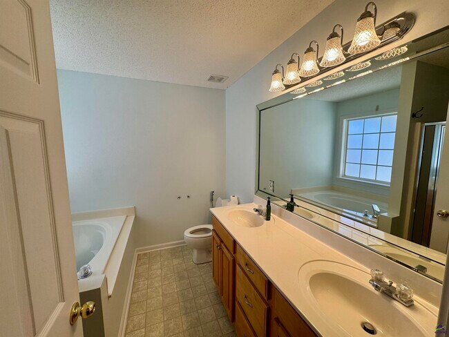 Foto del edificio - 505 Dorothy Ct