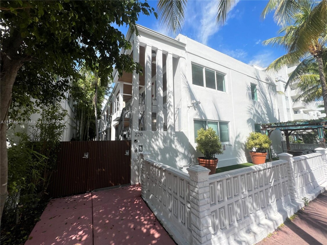 Primary Photo - 220 Collins Ave