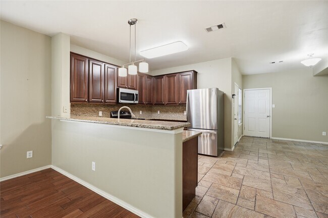 Building Photo - 2031 Kemah Village Dr