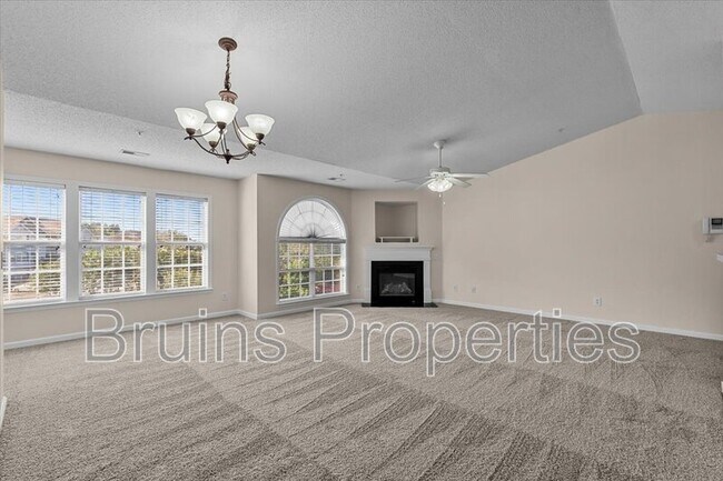 Foto del edificio - 6117 Hedgecock Cir