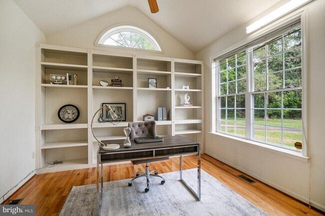 Building Photo - 1046 Knapp Rd