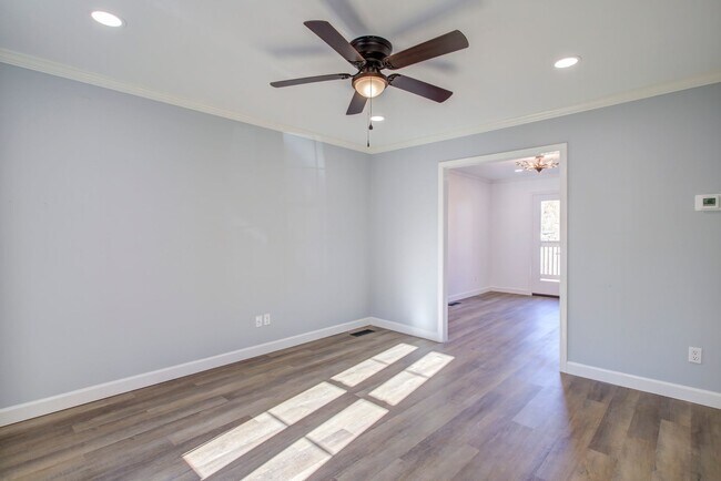Building Photo - 3 Bedroom / 2.5 Bath Home Bristol, TN