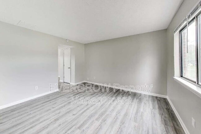 Foto del edificio - 9455 Huggin Hollow Rd