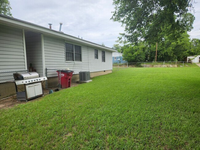 Building Photo - 3 Bedroom Single Family Home in Macon